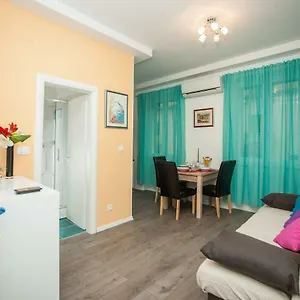 Simone Apartment Split